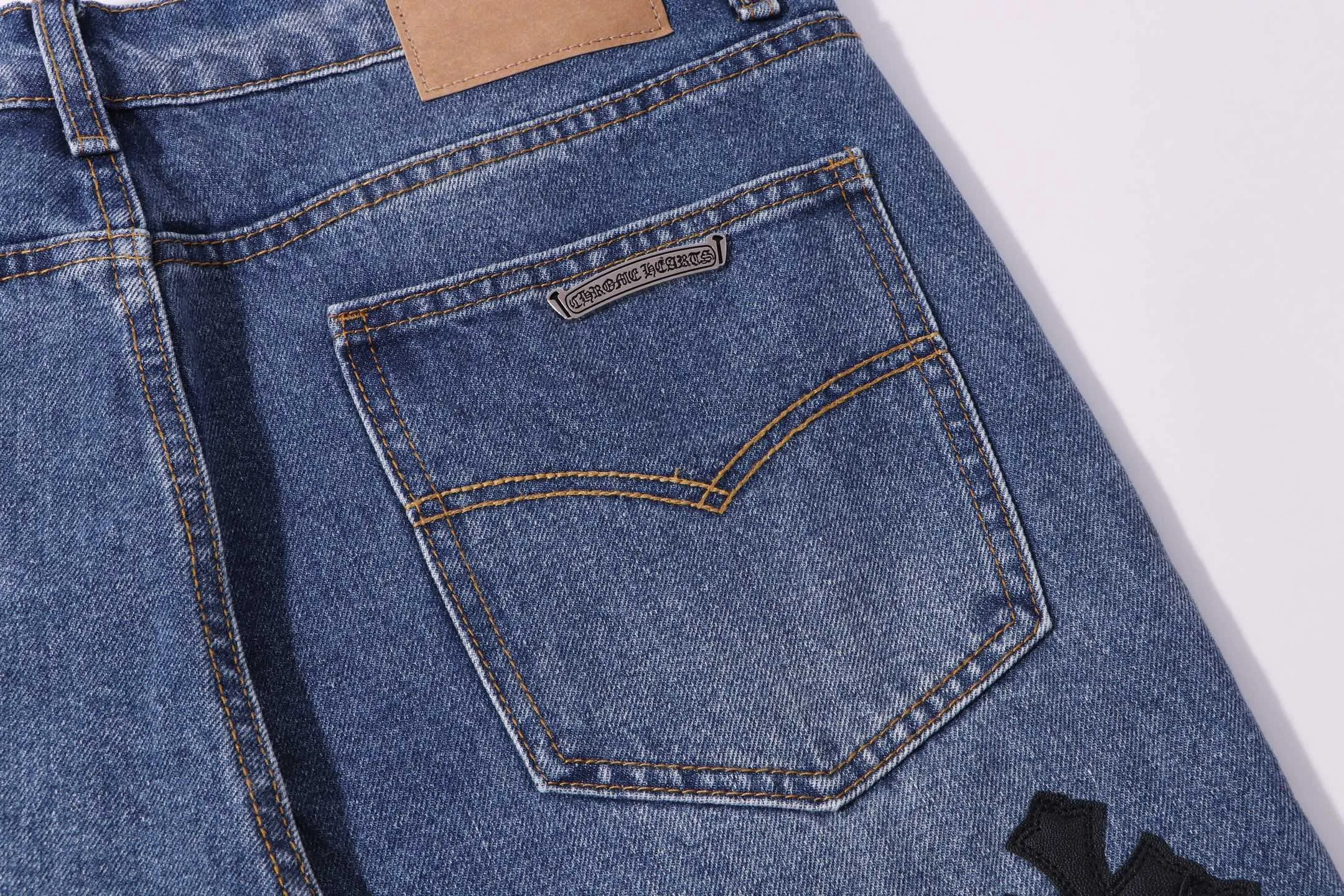 P220 Style No.: H24 Croxin & 𝐂𝐡𝐫𝐨𝐦𝐞 𝐇𝐞𝐚𝐫𝐭 ss25 blue trousers, black leather, bootcut button jeans, styles with different wash textures, very friendly to people with thin legs, and the bootcut perfectly modifies the leg shape The timeless and moderate length makes it easy to match and match. It is the basis for various styles and is a must-have in your wardrobe! The fabric is stiff but also makes the upper body soft without losing texture. The washing process is even more perfect. It is a must-have item for everyone! ! ! Washed wheat, hang tag, pants label, three labels complete Color: blue Size: 28-30-32-34-36